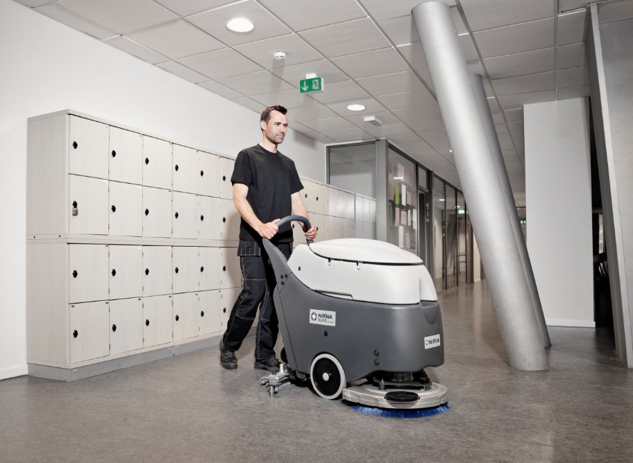 Sử dụng máy chà sàn liên hợp Nilfisk để làm sạch sàn an toàn và hiệu quả