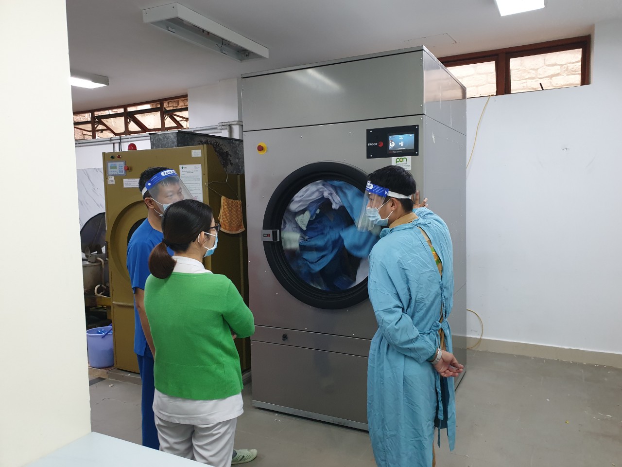 Bàn giao máy sấy quần áo công nghiệp cho Bệnh Viện Quốc Tế Hoàn Mỹ Đà Lạt