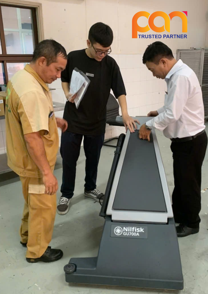 Pan Trading JSC bàn giao máy hút bụi thảm Nilfisk GU700A cho khách sạn Lotte Legend