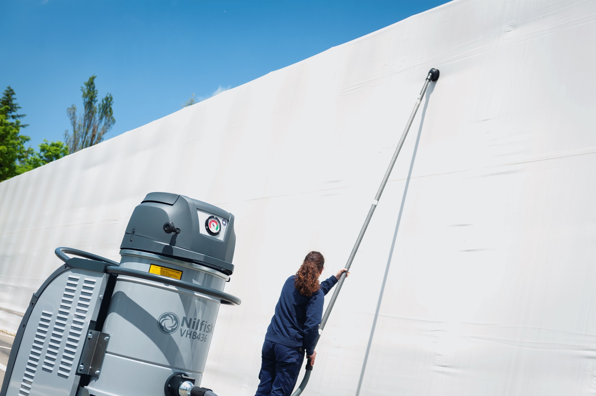 Máy hút bụi công nghiệp dùng Pin Lithium – Giải pháp làm sạch hiện đại cho nhà máy