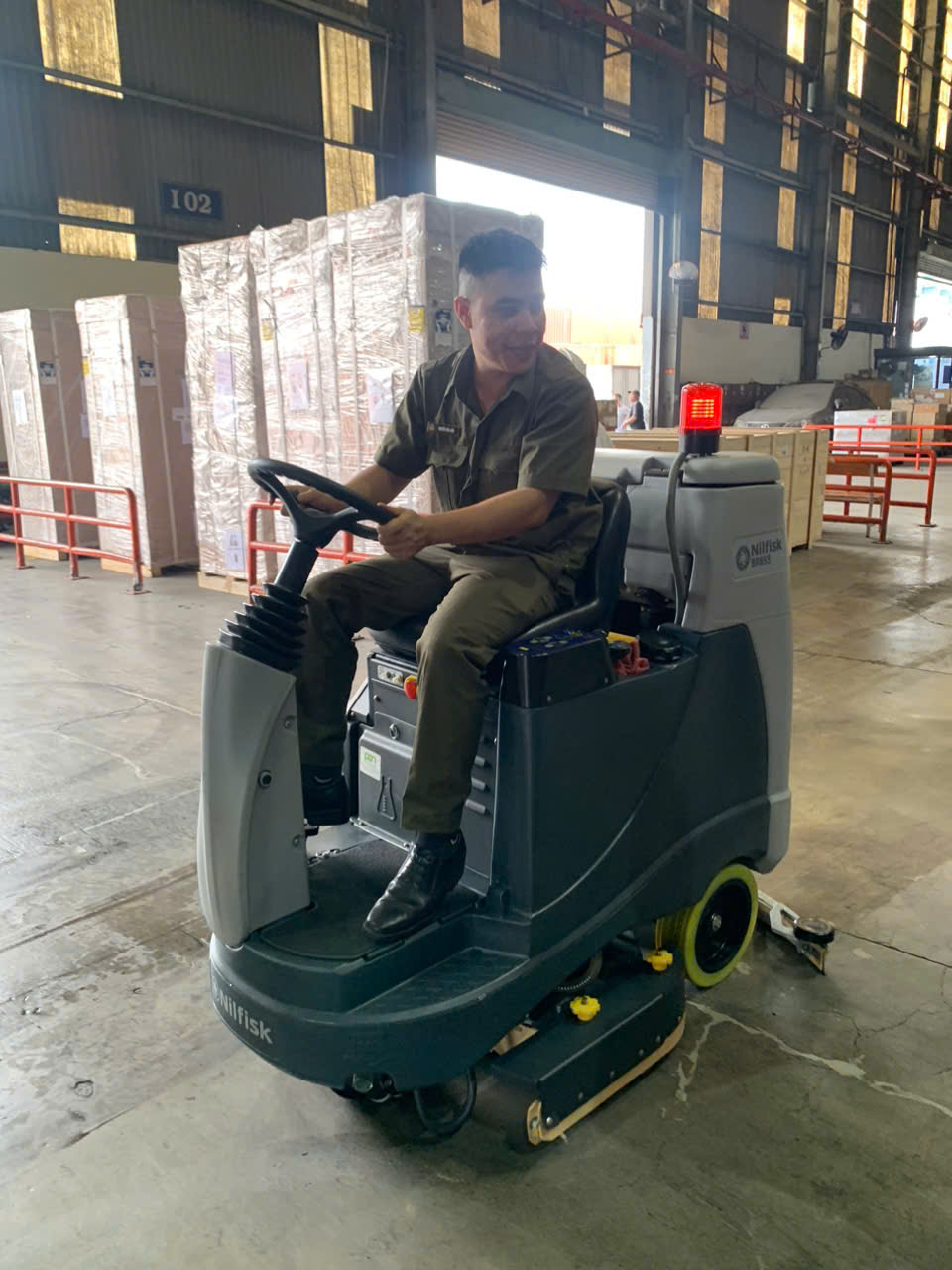 Pan Trading JSC bàn giao hai xe chà sàn liên hợp Nilfisk BR855 cho doanh nghiệp tại Việt Nam
